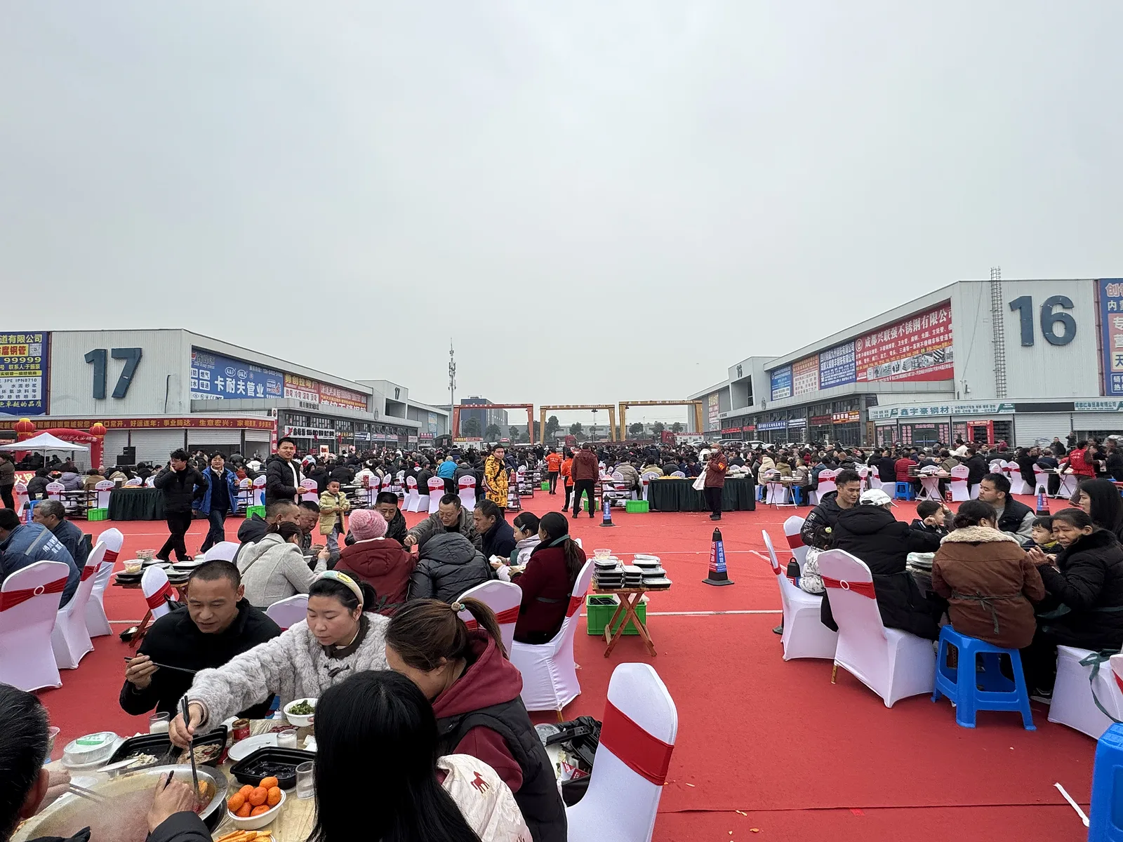 博川钢贸城千人火锅宴集中用餐区