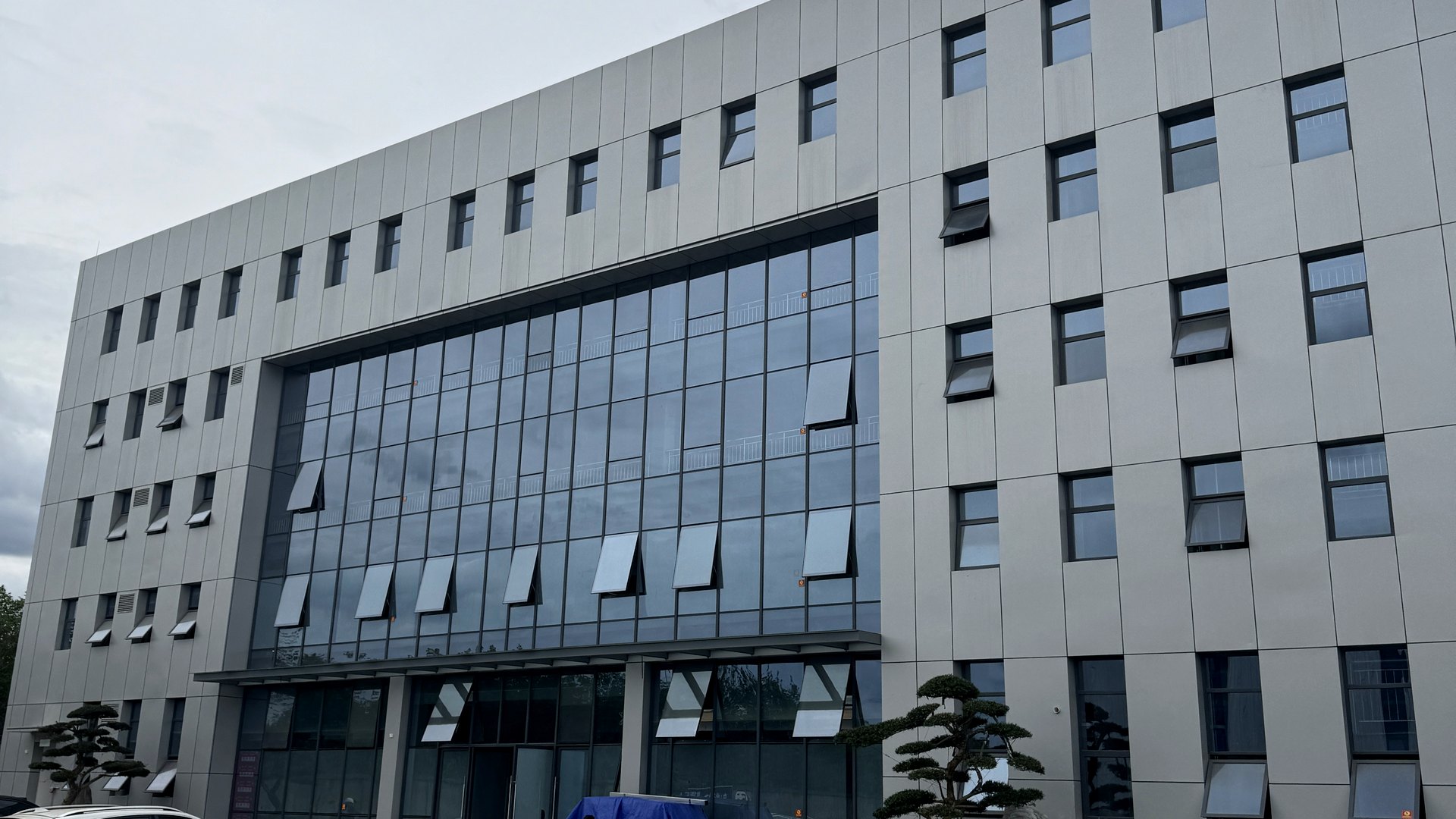 成都钢材网办公与平台实力展示背景图
